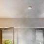 Bosch Smart Home Rauchwarnmelder II im Einsatz: Rauch im Raum, Melder an der Decke.