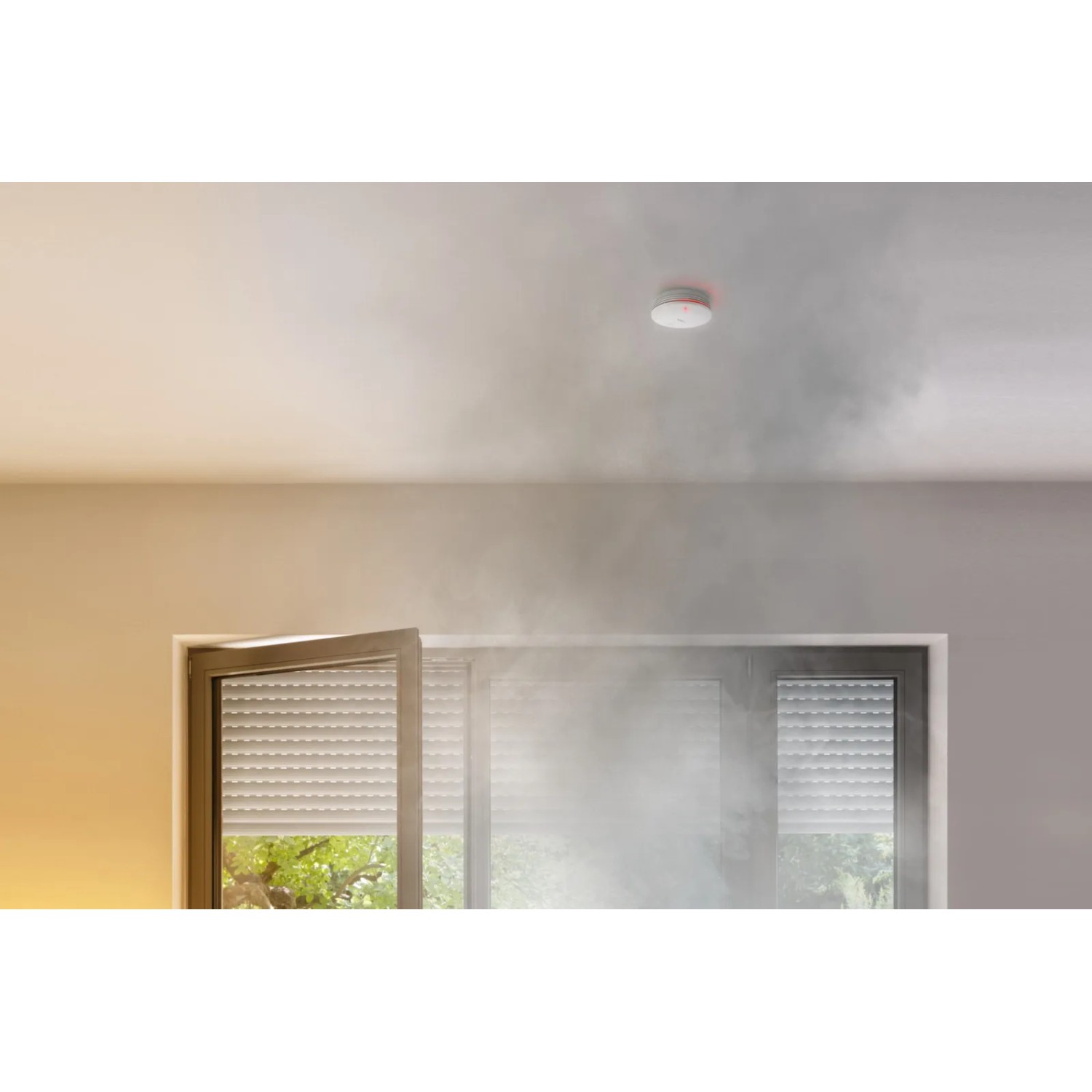 Bosch Smart Home Rauchwarnmelder II im Einsatz: Rauch im Raum, Melder an der Decke.