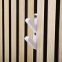 Weiße Denpanels 3D Haken für Akustikpaneele, 2er-Set, montiert an Holzpaneelwand.