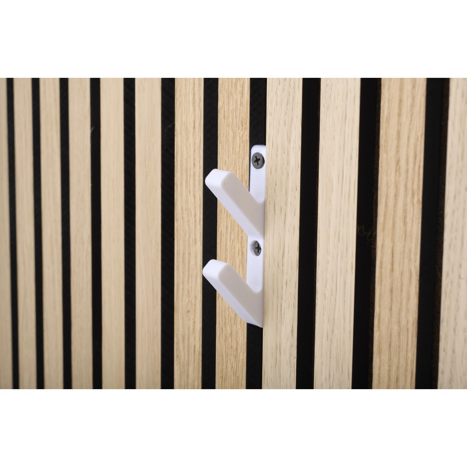 Weiße Denpanels 3D Haken für Akustikpaneele, 2er-Set, montiert an Holzpaneelwand.
