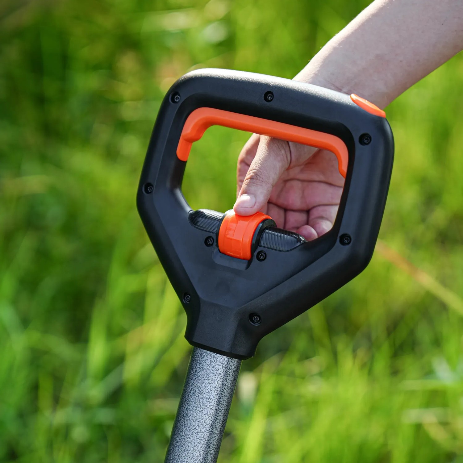 Detailaufnahme des Griffs vom Litheli Bollerwagen W1 Pro mit Hand am orangefarbenen Auslöser.