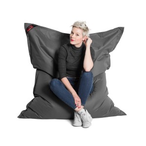Sitting Point Sitzsack Big Foot Scuba Anthrazit mit Person. Bequemer Indoor & Outdoor Sitzsack mit 380 l Volumen.