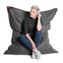 Sitting Point Sitzsack Big Foot Scuba Anthrazit mit Person. Bequemer Indoor & Outdoor Sitzsack mit 380 l Volumen.