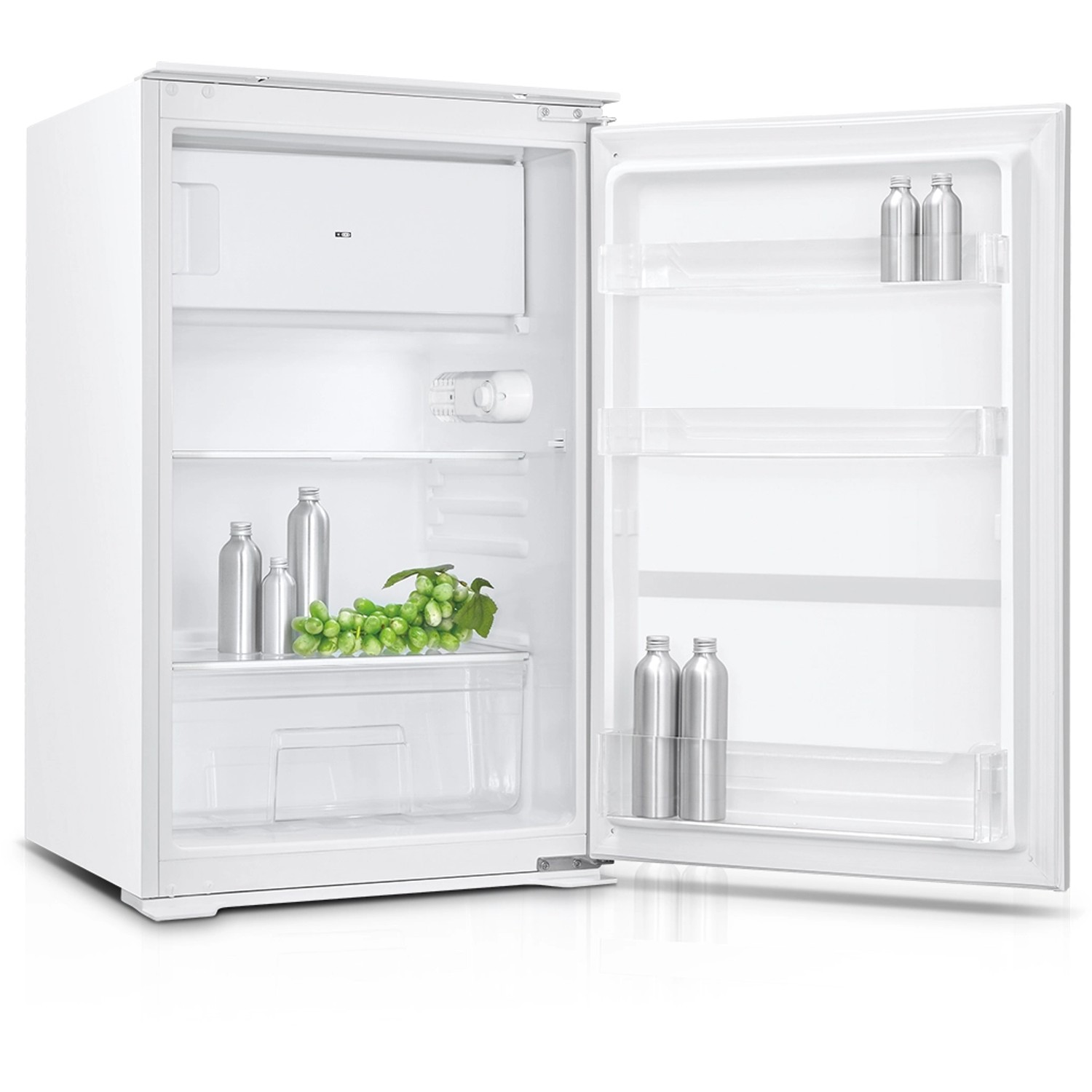 Offener, weißer Einbaukühlschrank mit Lebensmitteln. Ideal für die Menke Küchenzeile.