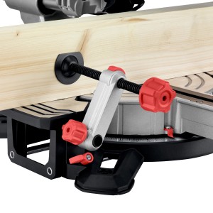 Werkstückfixierung mit Schnellspannzwinge an Metabo Kapp- und Zugsäge KGS 254 M.