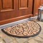 Halbrunde Fußmatte Coco Deluxe Light, 45x75 cm, mit Reliefmuster vor einer Haustür.