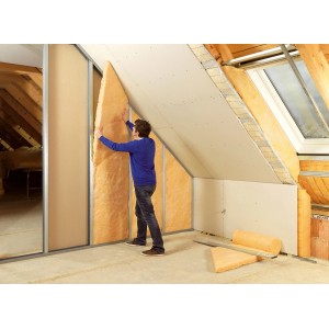 Einbau von Isover Trennwand-Klemmfilz WLS 039 (75mm) zur Dämmung im Dachgeschoss.