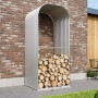 Vitavia Kaminholzregal Ardor 858 hoch aus Zinkalum, gefüllt mit Holzscheiten.