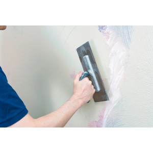 Anwendung von Knauf Rotband Flächenspachtel zum Glätten einer Wand.