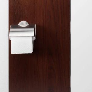 Fackelmann Toilettenpapierhalter Fusion, Chrom matt, mit Deckel an dunkler Holzvertäfelung.