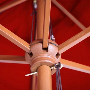 Detailaufnahme des roten MCW Sonnenschirms Lissabon (Ø 3m) mit Holzgestell.