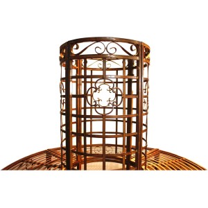 Detailansicht der Baumbank aus Metall in Bronze mit kunstvollen Verzierungen.