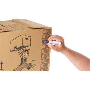 Brauner Umzugskarton (37l) wird mit blauem Stift beschriftet.