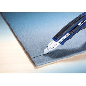 LUX Cuttermesser Comfort 100 mm schneidet grauen Stoff. Universalmesser mit blauem Griff.