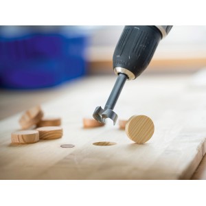 LUX Forstnerbohrer Profi Comfort Ø 50 mm im Einsatz an Holz mit Bohrmaschine.