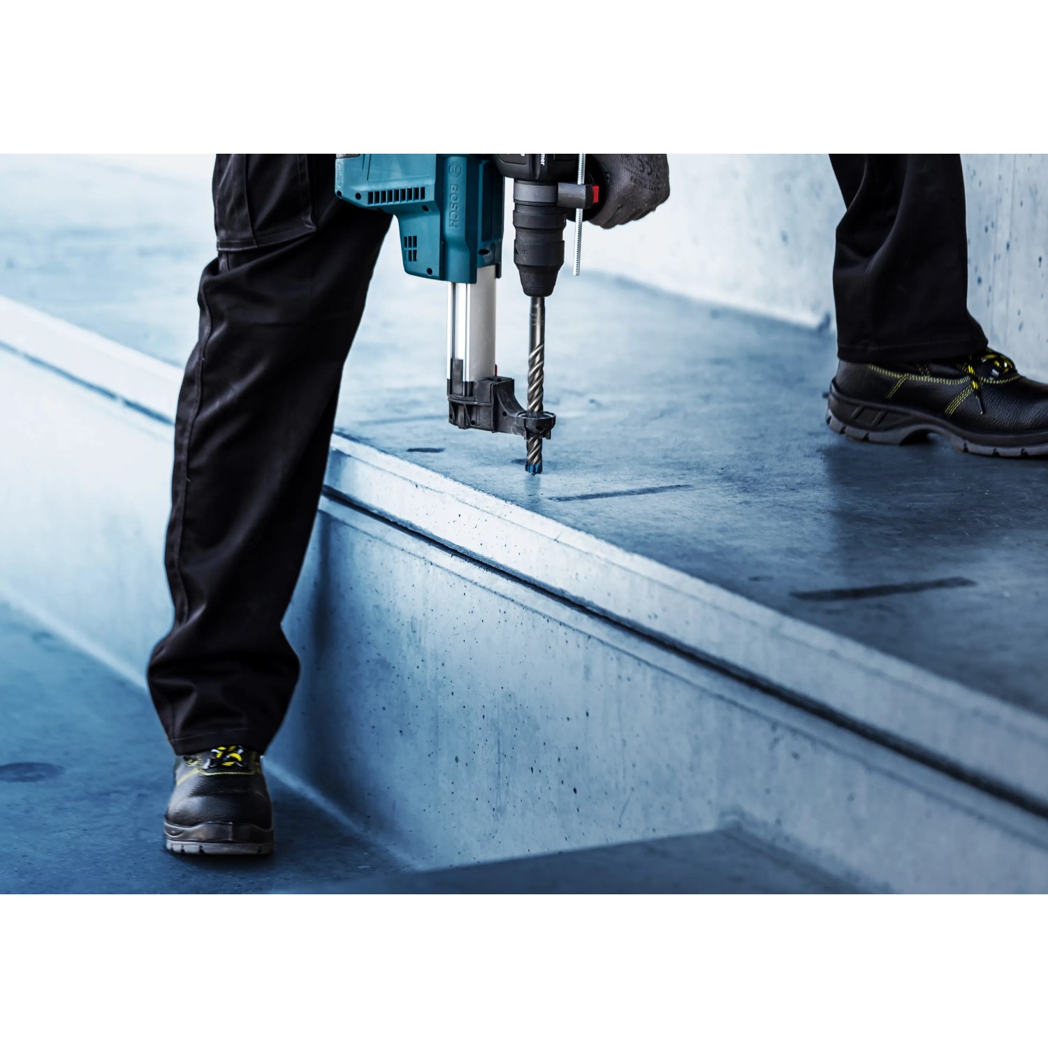 Bosch Expert Hammerbohrer SDS Plus-7X (12x300x365) in Aktion beim Bohren in Beton.