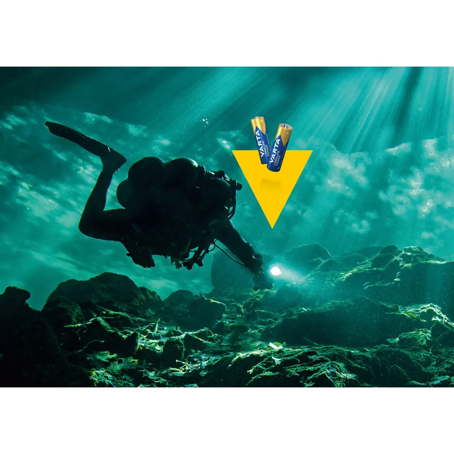 Varta Longlife Power AA Batterien, 4er Pack, im Einsatz beim Tauchen unter Wasser.