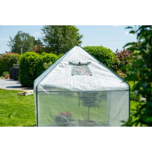 Westmann Überwinterungszelt & Foliengewächshaus Peperoni im Garten.
