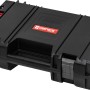Schwarzer Qbrick System Pro Werkzeugkoffer aus robustem Kunststoff mit roten Verschlüssen.