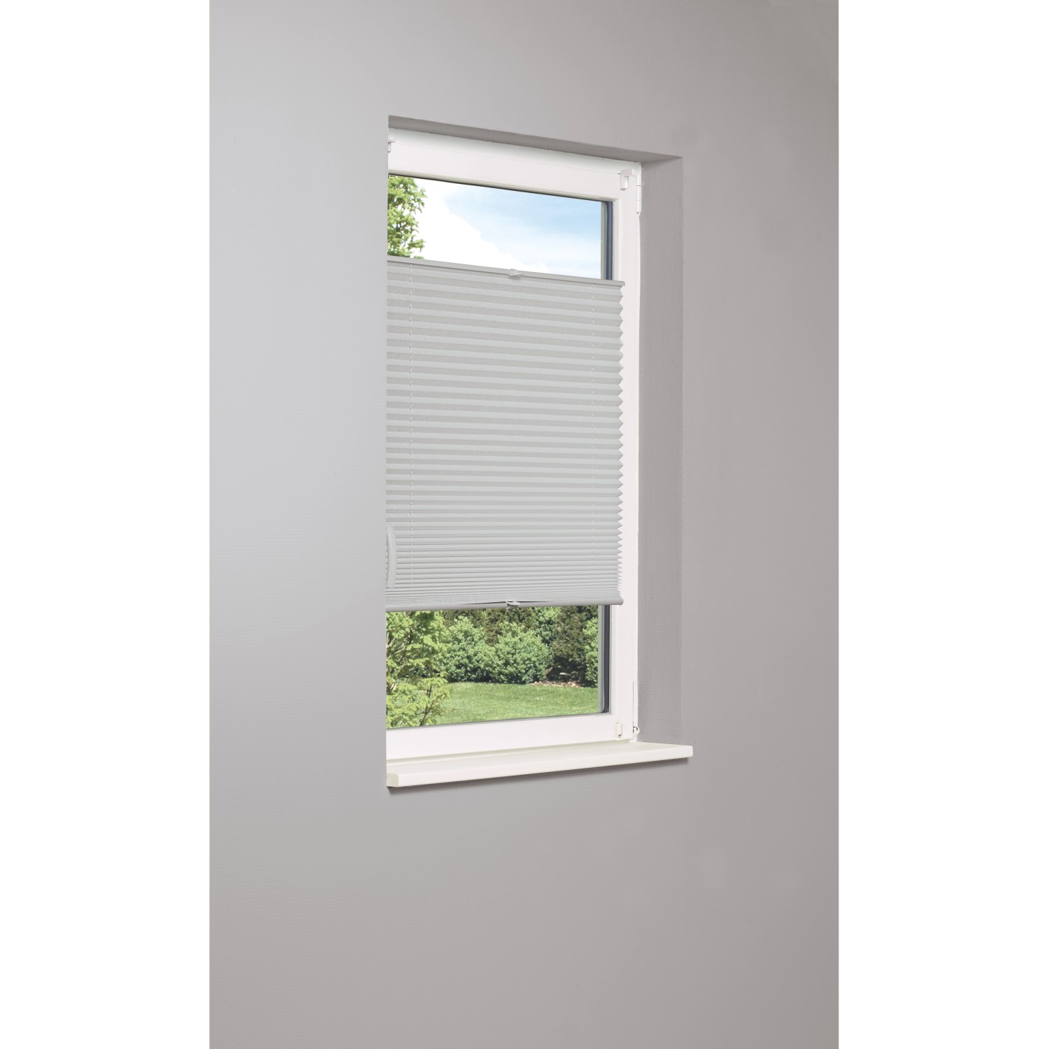 Hellgraues Thermo-Spannplissee Toledo 90x130 cm am Fenster montiert.