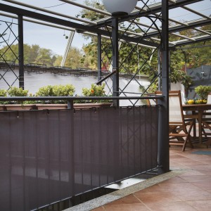 Anthrazitfarbenes Tenax Sichtschutznetz Texstyle Prive 1x5m am Balkongeländer.