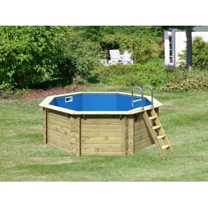 Achteckiger Karibu Holzpool Set mit Leiter und blauem Innenbecken im Garten.