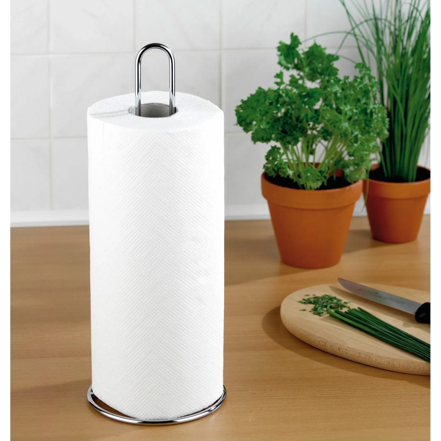 Wenko Küchenrollenhalter aus Chrom mit Küchenrolle auf einer Arbeitsfläche.