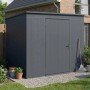 Modernes, anthrazitfarbenes Metall-Gerätehaus Gary (242x198 cm) im Garten.