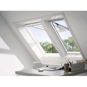 Velux Klapp-Schwingfenster GPU PK08, 94x140 cm, Polyurethan, in weißem Raum eingebaut.