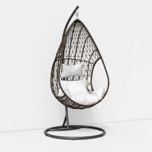 Hängesessel Pinamar aus grau-beigem Polyrattan mit Stahlgestell und weißen Kissen.