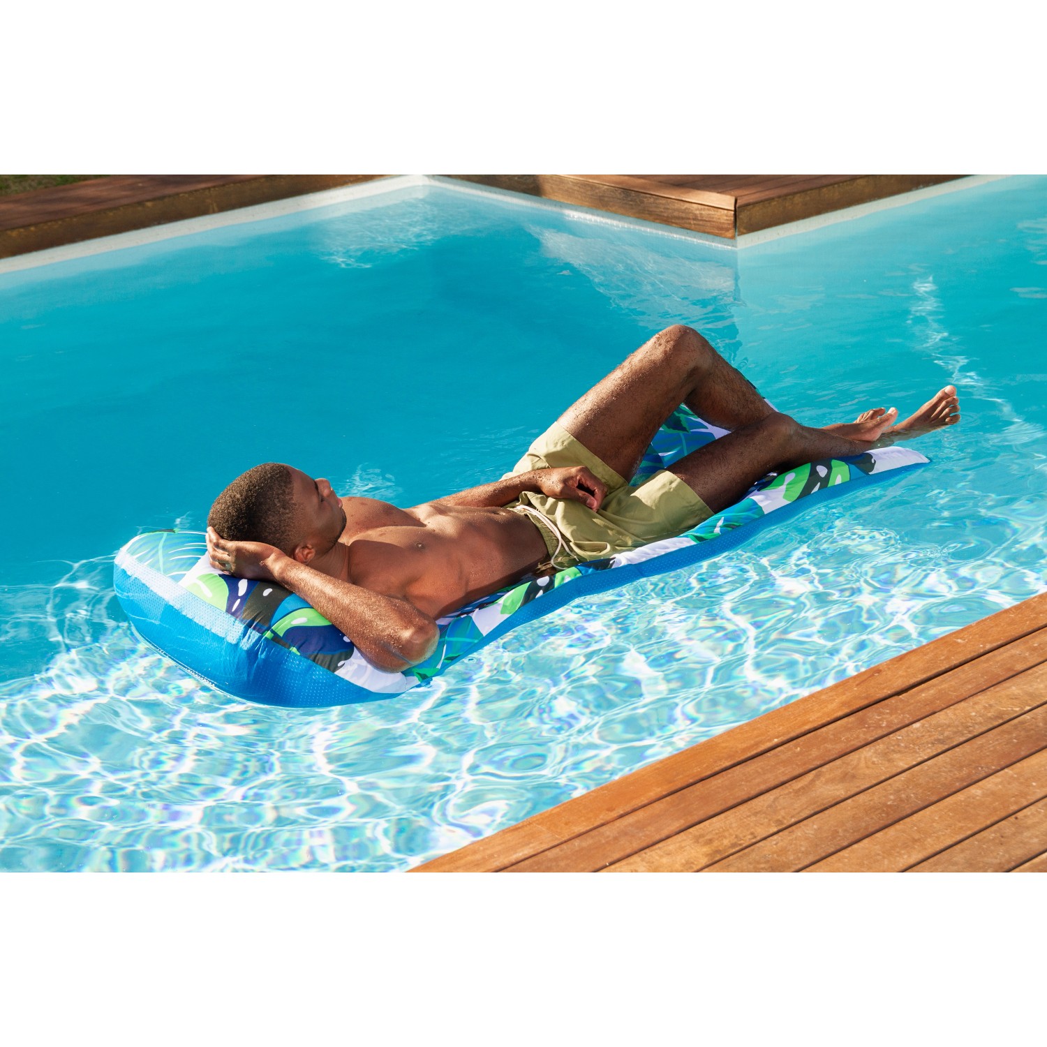Mann entspannt auf Bestway Luftmatratze Blissfull Drifter im Pool.
