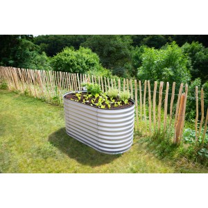 Silbernes Westmann Hochbeet Oval aus Metall, 160x80x82 cm, bepflanzt im Garten.