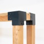 Detailansicht: Westmann Kaminholzregal Michel XL aus Lärchenholz mit schwarzen Stahlverbindern.