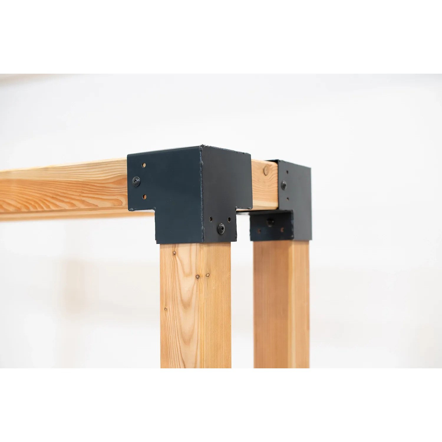 Detailansicht: Westmann Kaminholzregal Michel XL aus Lärchenholz mit schwarzen Stahlverbindern.