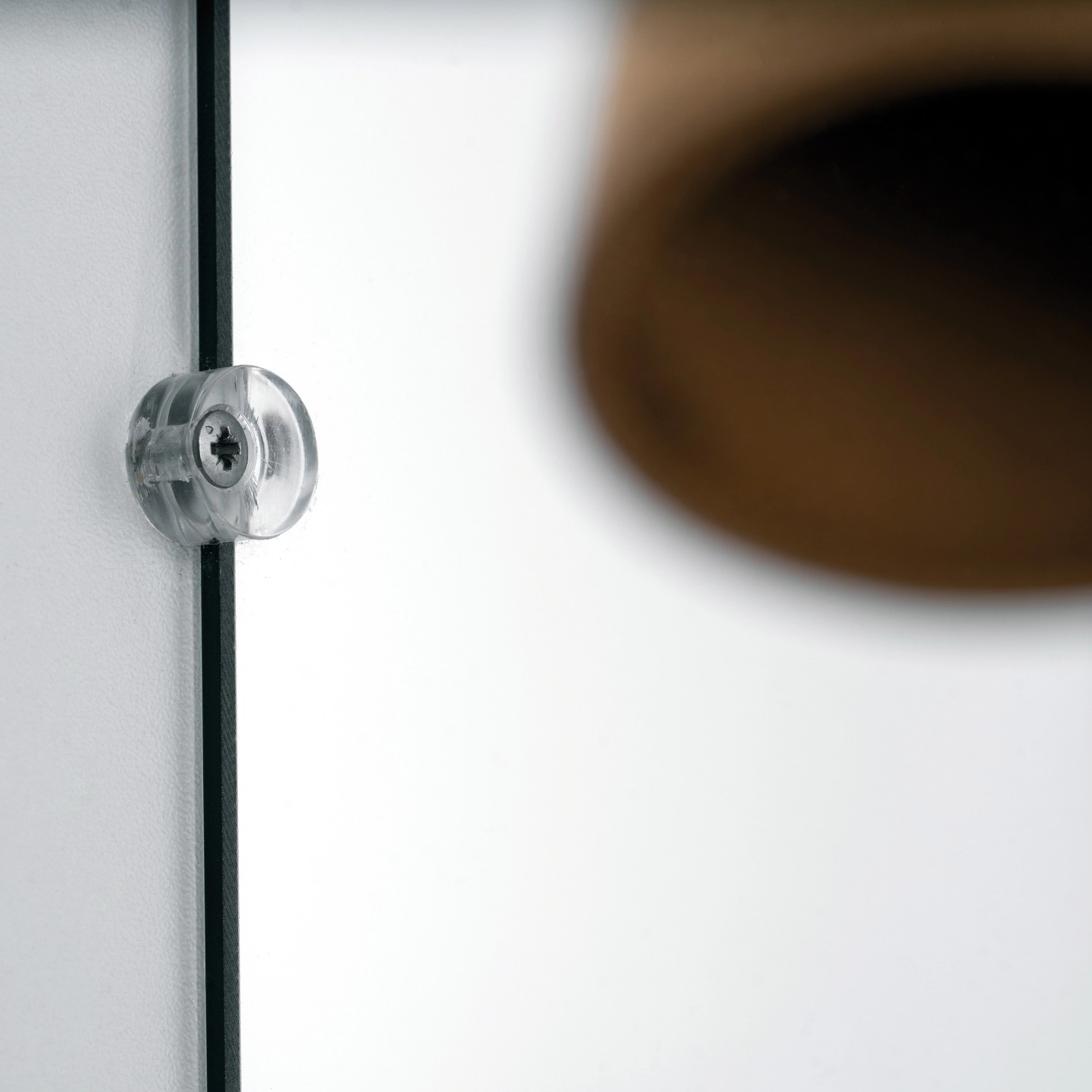 Detailaufnahme: Halterung des Spiegel-Baupakets (200x70x0,4 cm) für Glastüren/Schiebetüren.