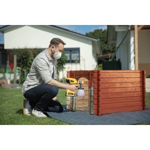 Mann sprüht Holz mit Wagner Akku-Farbsprühsystem W 600 FLEXiO. Sprühgerät für Farben und Lacke.