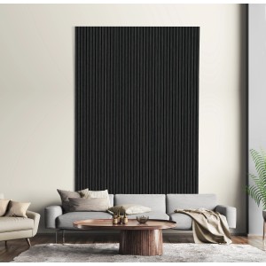 Schwarzes FN Acustico Akustikpaneel Foliert Filz, montiert an einer Wand über einem Sofa.