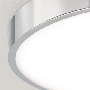 Nahaufnahme einer runden, flachen LED Deckenleuchte mit Chromrand und weißem Diffusor an einer Decke.