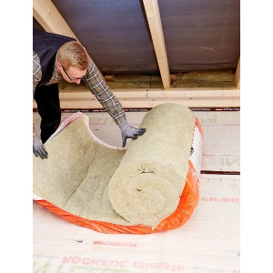 Rockwool Varirock Dachbodendämmung (100 mm) wird verlegt.