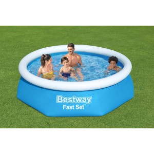 Blauer Bestway Fast Set Aufstellpool (Ø 244 cm) mit Familie im Garten.