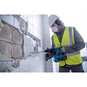 Handwerker bohrt mit dem Bosch Professional Akku-Bohrhammer GBH 18V-28 C in Fliesenwand.