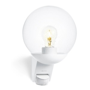 Weiße Steinel Außenwandleuchte L 585 S mit Bewegungsmelder und runder Glasabdeckung.