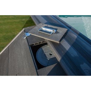 Gre Technikraum für Composite Pools Avantgarde (96 cm Höhe), geöffnet, mit Pool im Hintergrund.