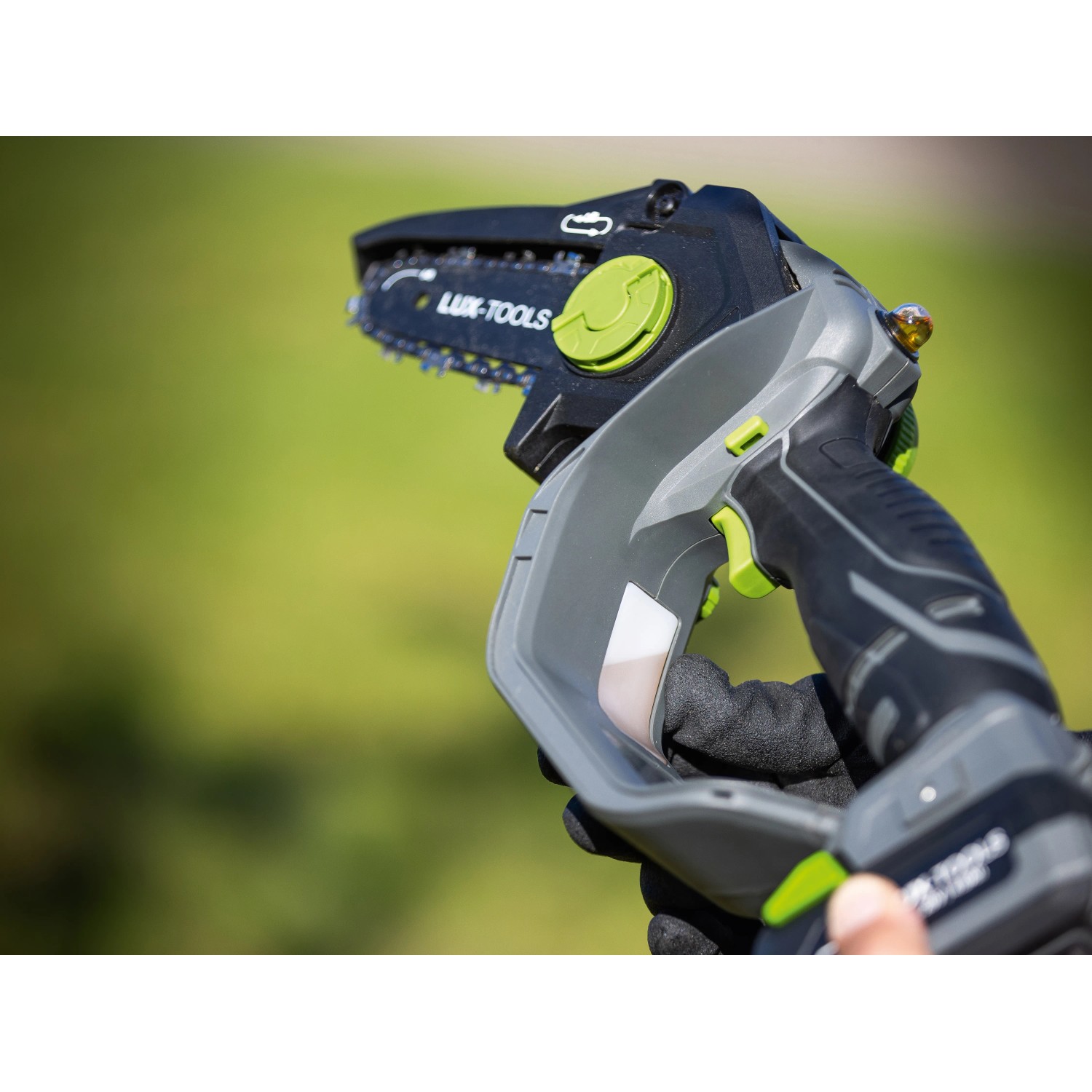 LUX-TOOLS Akku-Astsäge A-EAS-20/154 aus dem 1 PowerSystem. Kompakte Akku-Kettensäge für Gartenarbeiten.