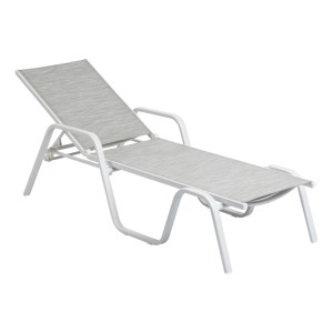 Weiße Sonnenliege BASIC PLUS mit grauem Bezug und Armlehnen.
