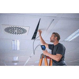 Mann inspiziert Decke mit Bosch Inspektionskamera GIC 12V-4-23 C, Prüfwerkzeug mit Haken und Magnet.