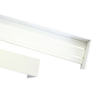 Weiße, 2-läufige Karniese (140 cm) aus Holz mit Blende und Schienenabschluss für Gardinen.