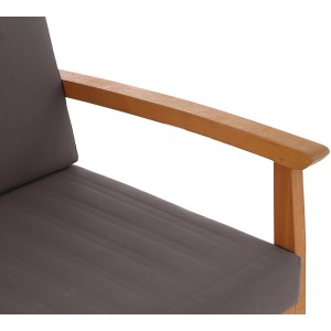 Detailaufnahme: Armlehne und Sitzkissen des Siena Garden Lounge-Sessels Tavira aus Eukalyptusholz mit grauem Kissen.