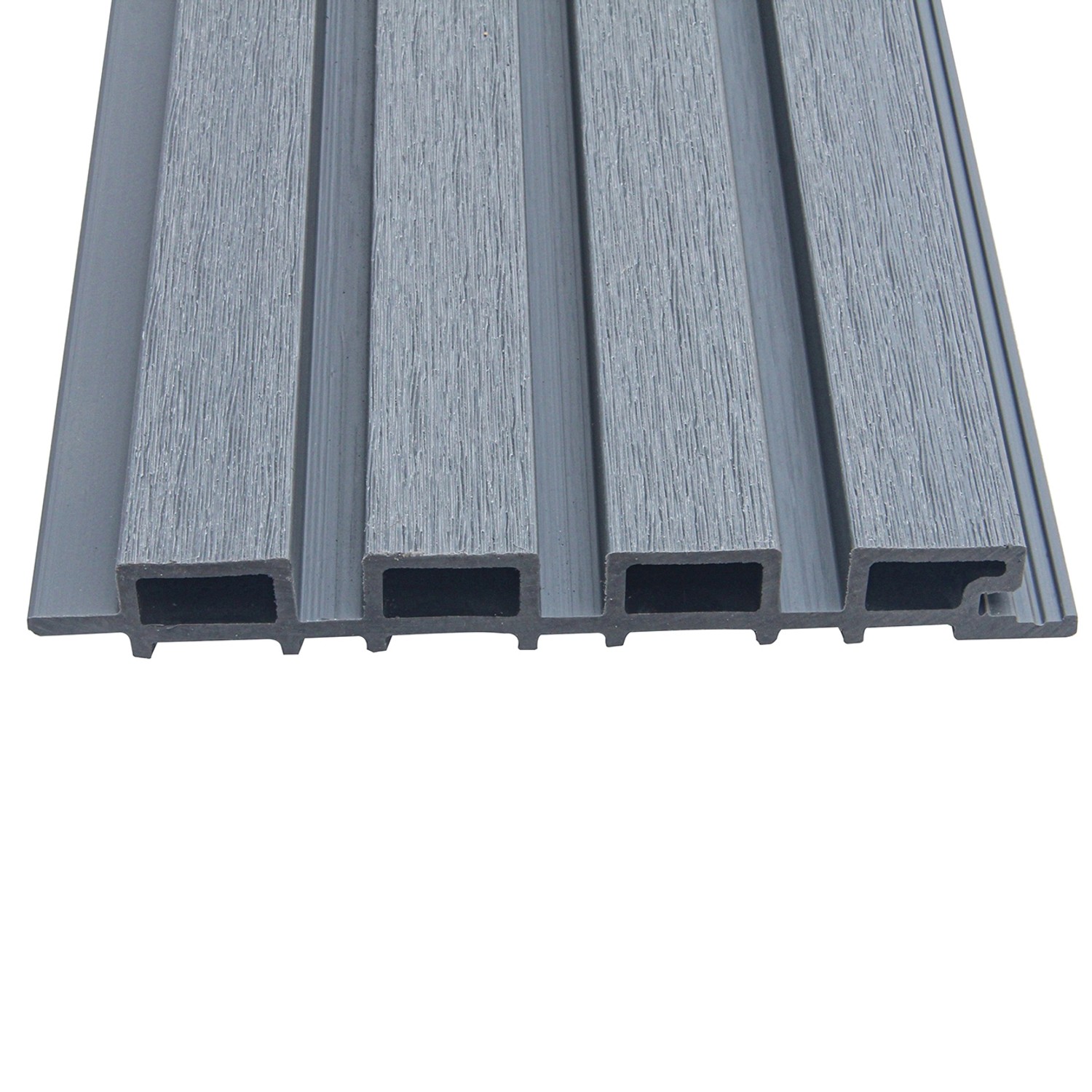 Hellgraue WPC Fassadenverkleidung DUVAR, Detailansicht der Paneele und Unterkonstruktion.