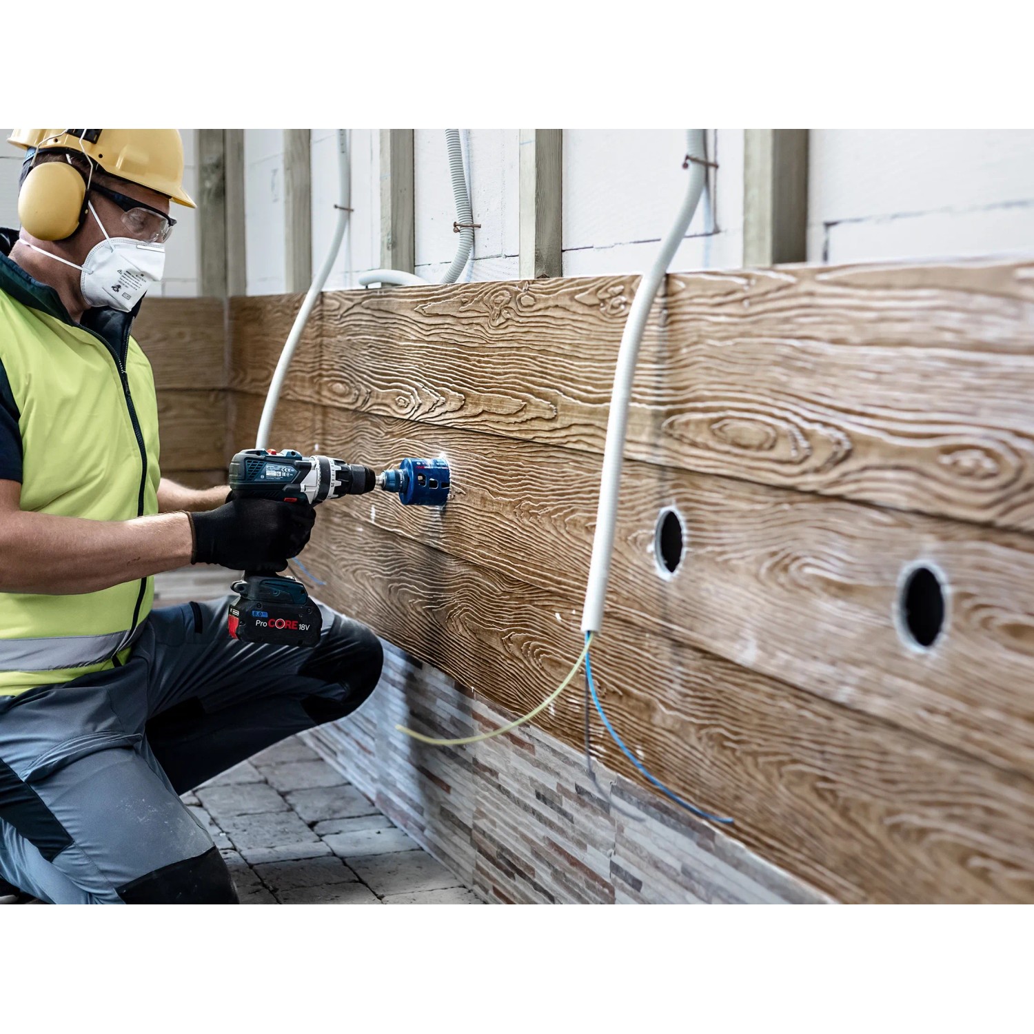 Bosch Expert Lochsäge Tough Material Ø 68 mm im Einsatz beim Bohren in eine Holzwand.